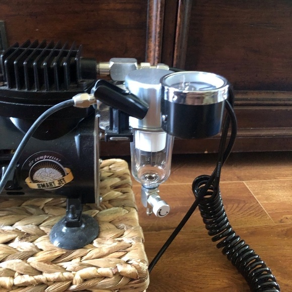 Iwata airbrush compressor - Picture 4 of 9